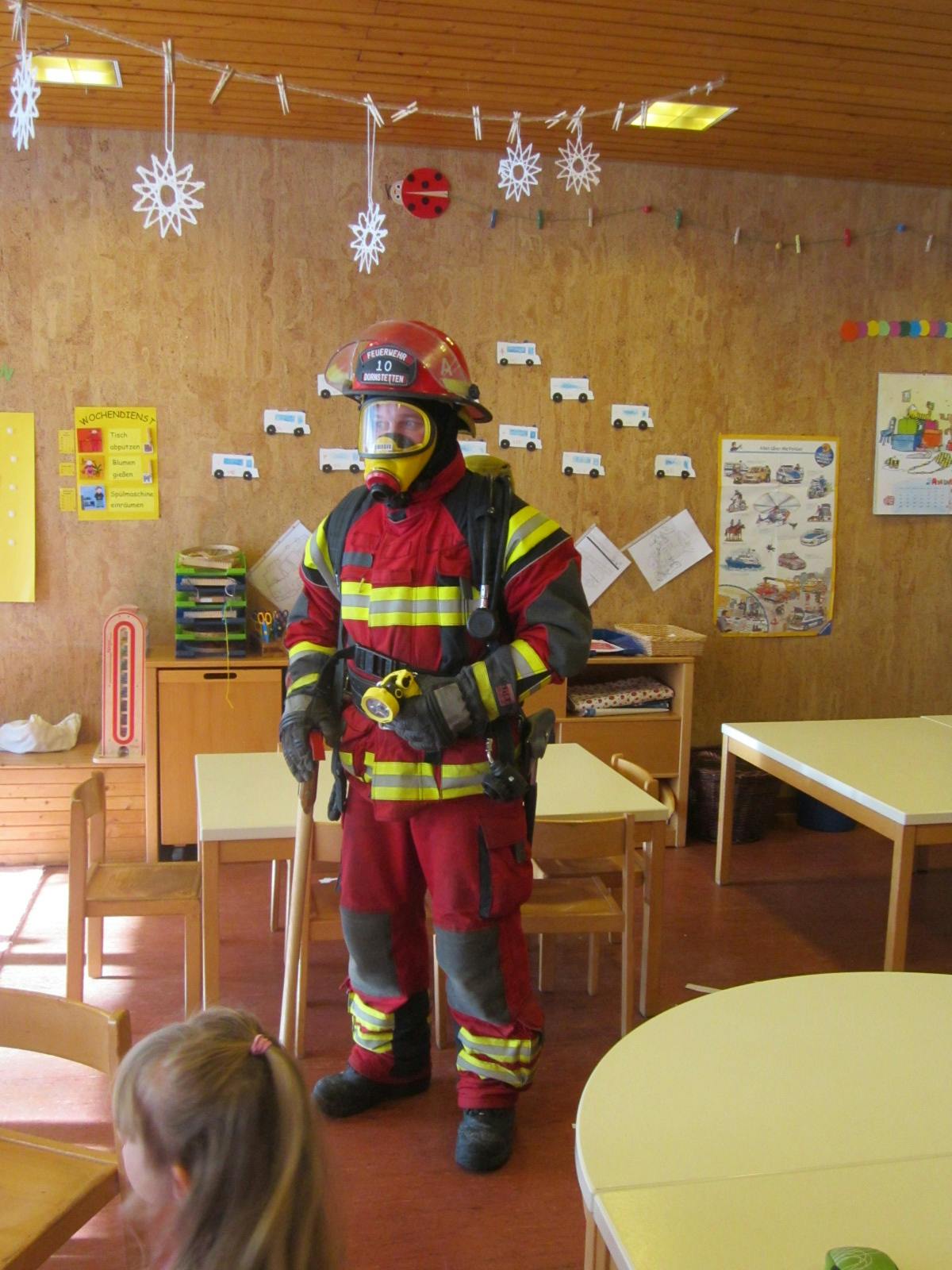 Auf dem Bild ist ein Feuerwehrmann in voller Ausrüstung mit Atemschutzgerät zu sehen